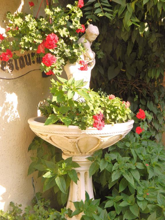 Hotel Restaurant Le Cygne Conches-en-Ouche Bagian luar foto