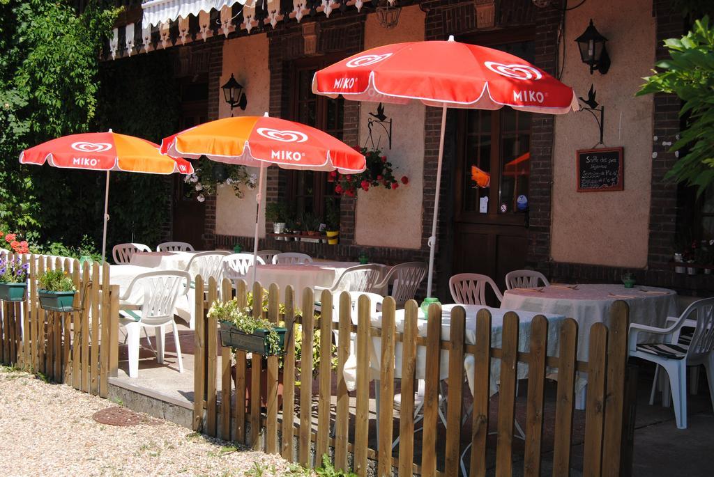 Hotel Restaurant Le Cygne Conches-en-Ouche Bagian luar foto