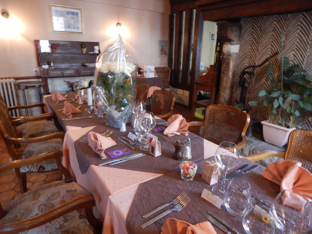 Hotel Restaurant Le Cygne Conches-en-Ouche Bagian luar foto