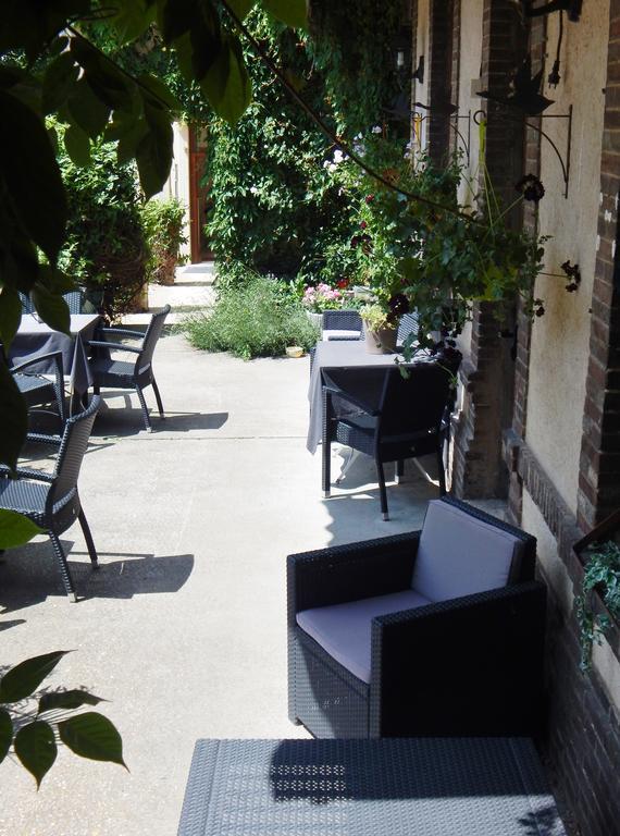 Hotel Restaurant Le Cygne Conches-en-Ouche Bagian luar foto