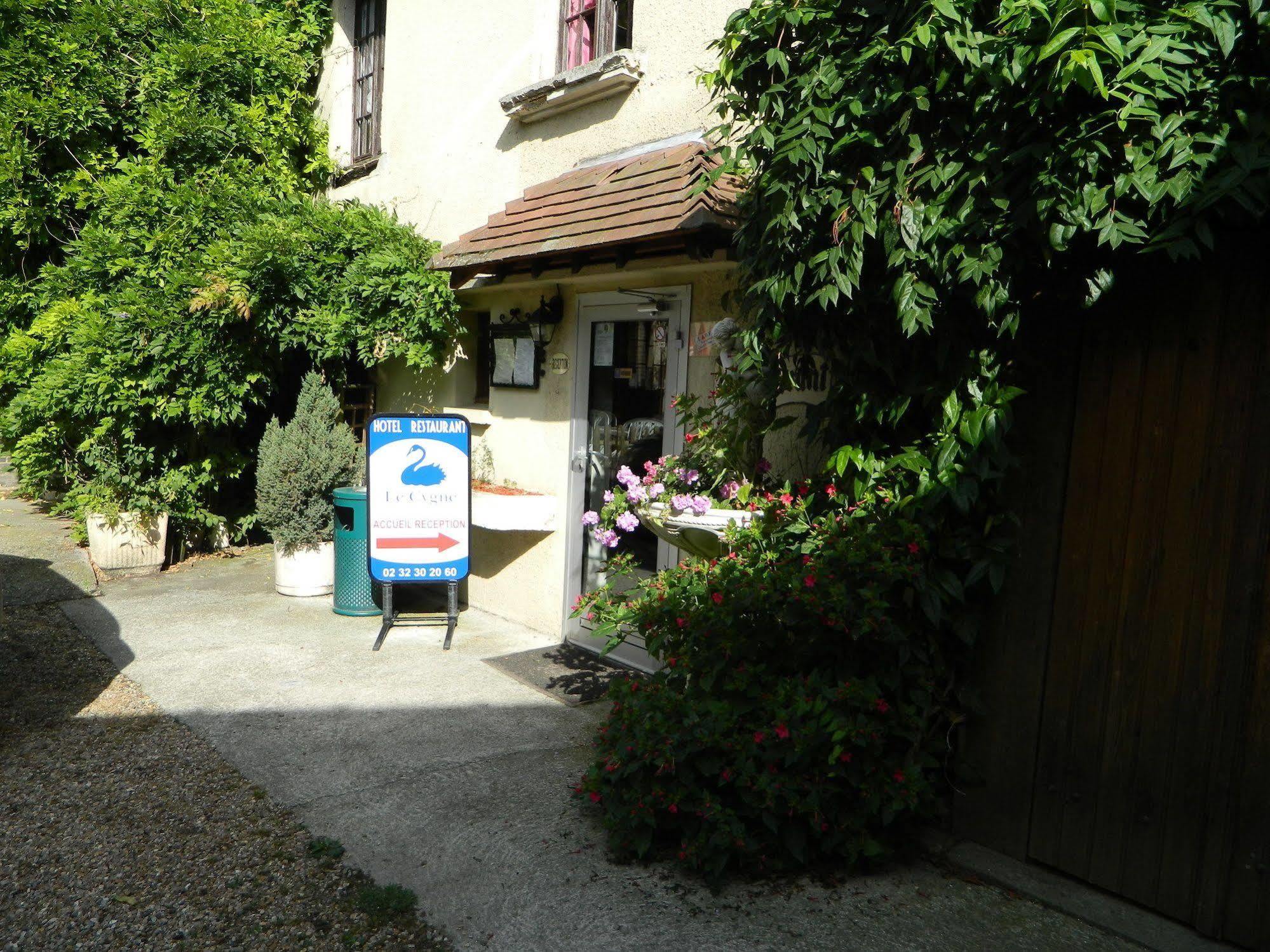 Hotel Restaurant Le Cygne Conches-en-Ouche Bagian luar foto