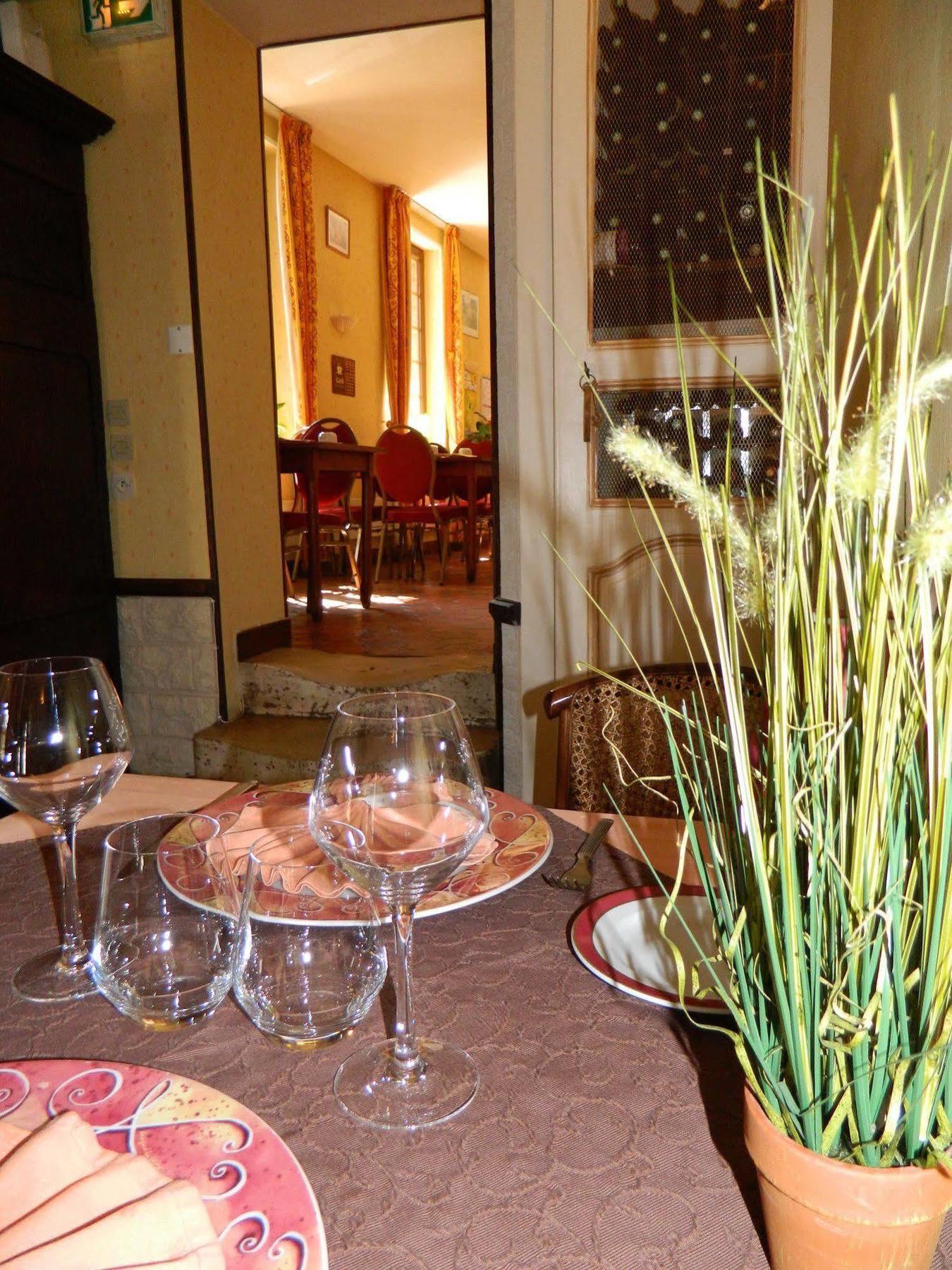 Hotel Restaurant Le Cygne Conches-en-Ouche Bagian luar foto